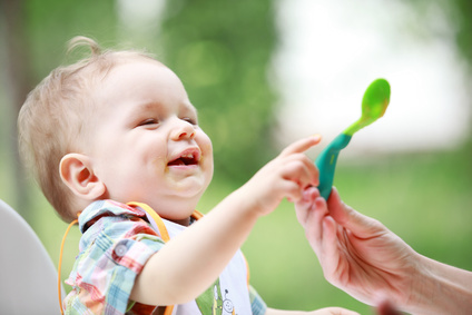 Bébé heureux de manger